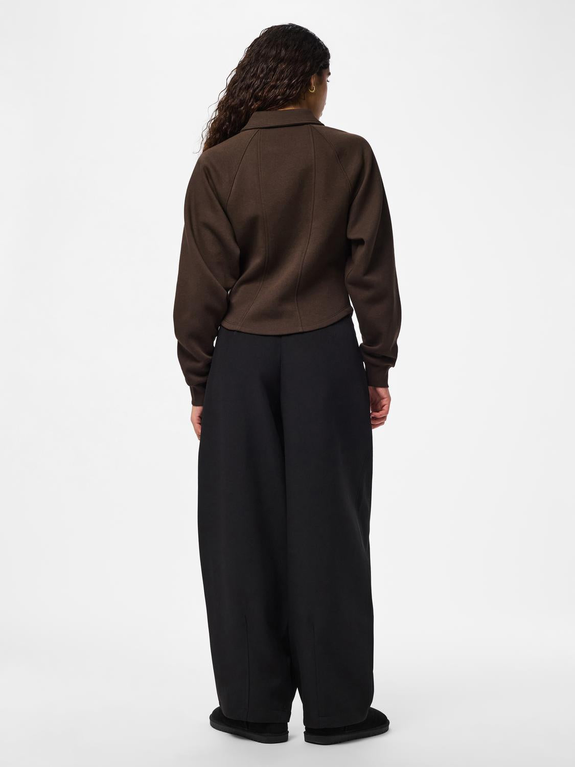 model_shot-back